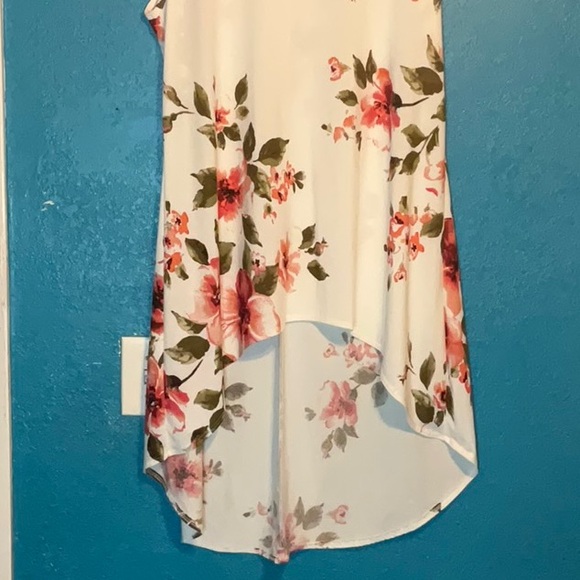 White sleeveless shirt with flower designs, 2x, brand: Rainbow - Picture 2 of 4